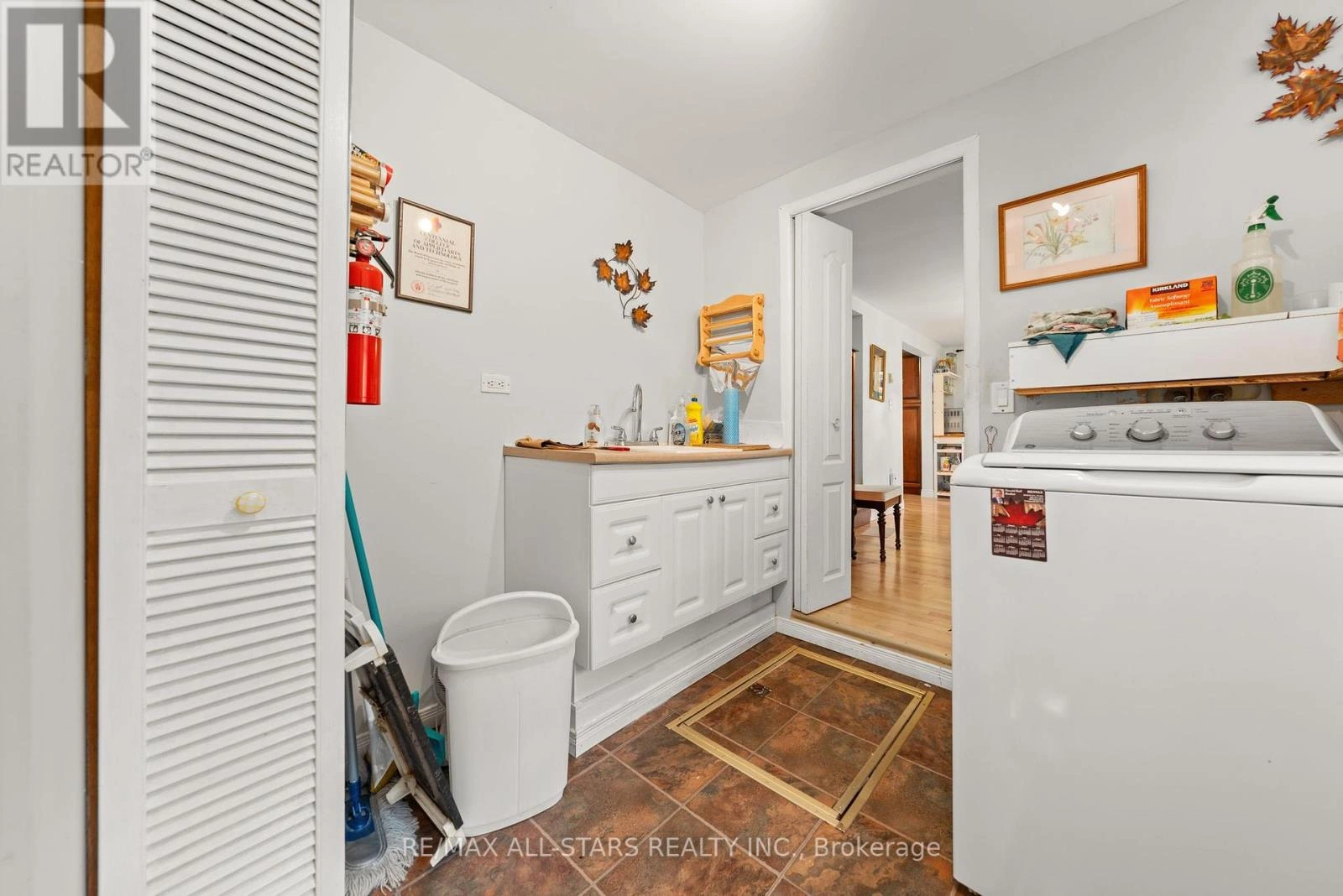 14 Wychwood Drive E, Kawartha Lakes, Ontario  K0M 1N0 - Photo 22 - X12384885