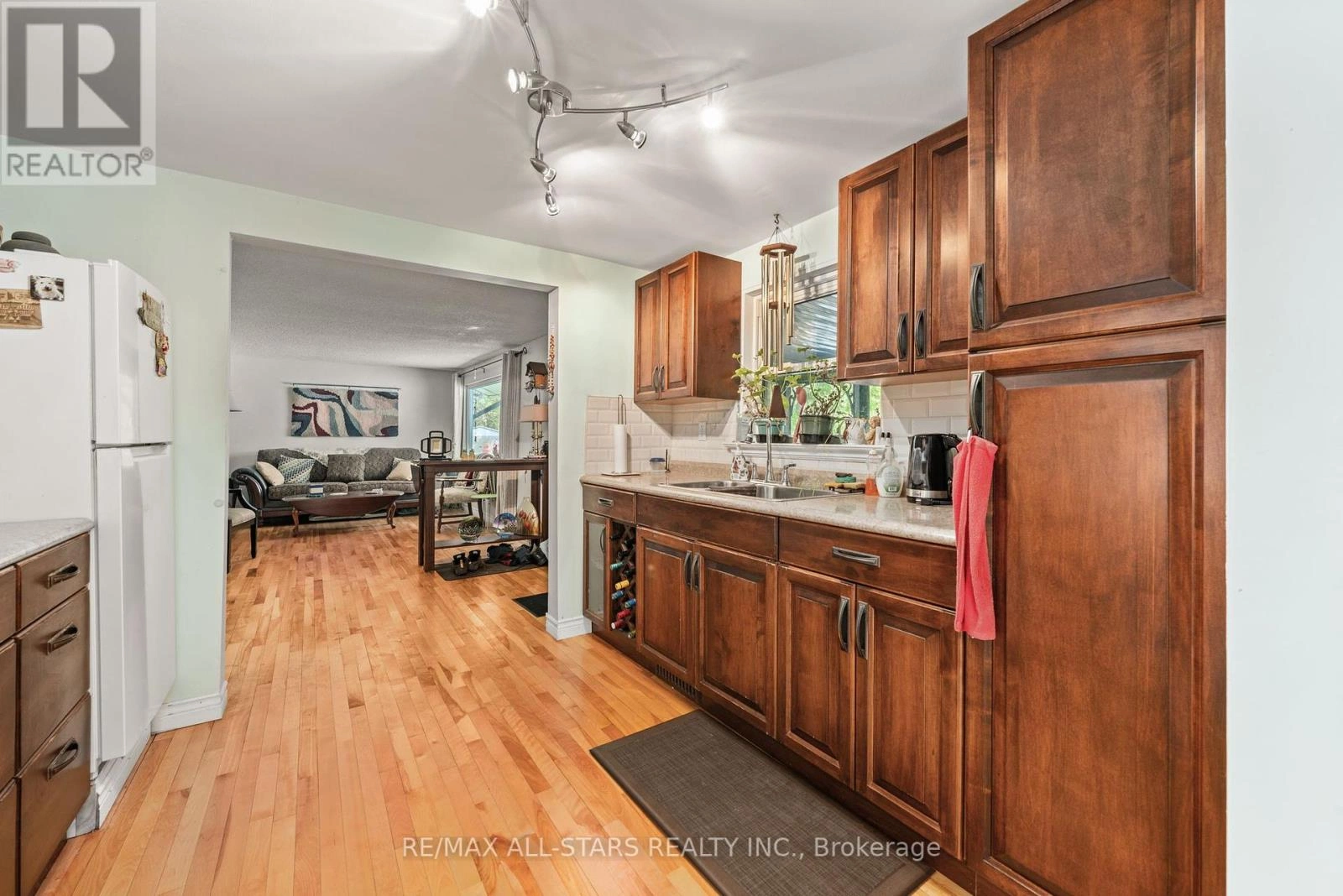 14 Wychwood Drive E, Kawartha Lakes, Ontario  K0M 1N0 - Photo 16 - X12384885