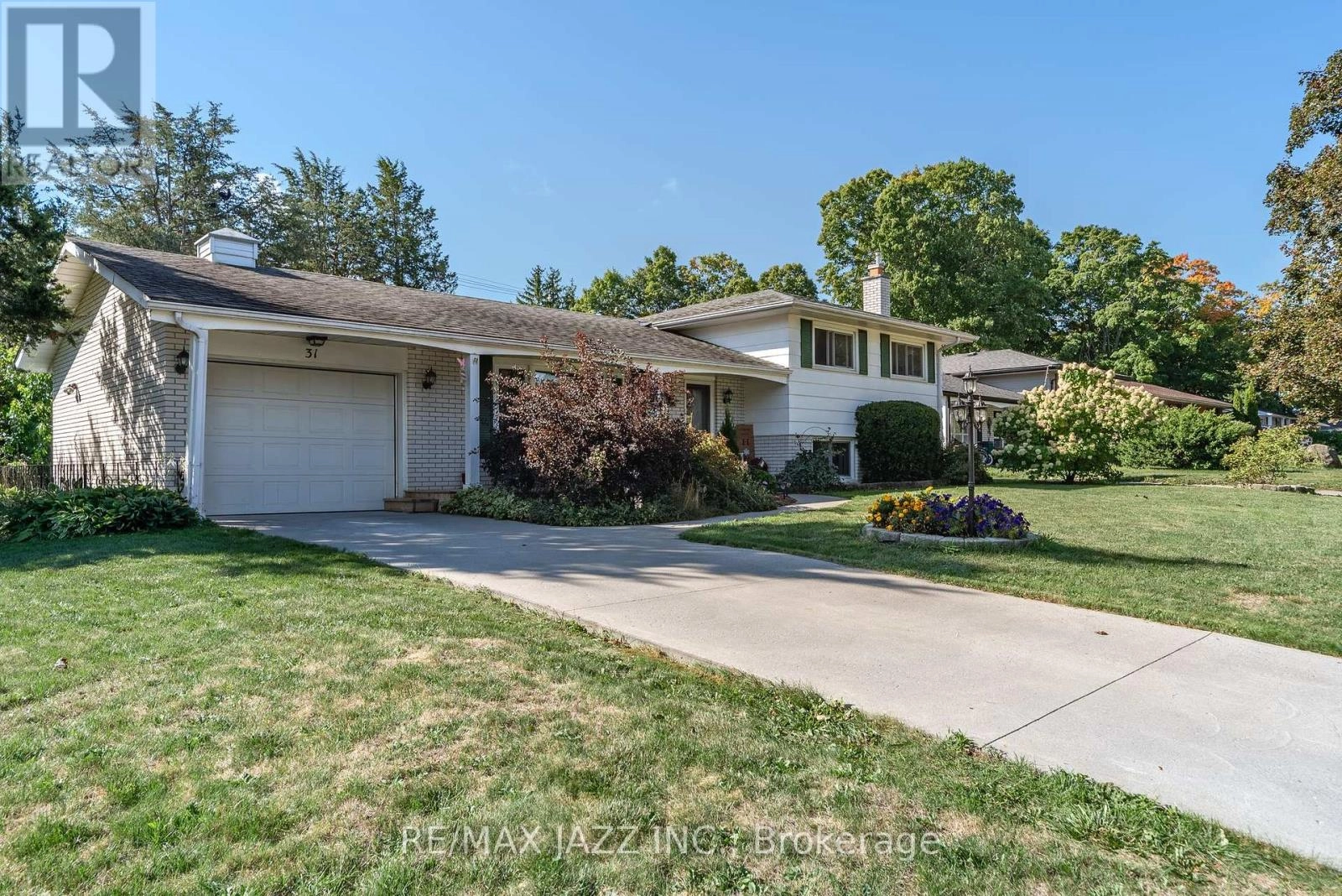 31 Edgeview Drive, Quinte West, Ontario  K8V 3G2 - Photo 2 - X12390740