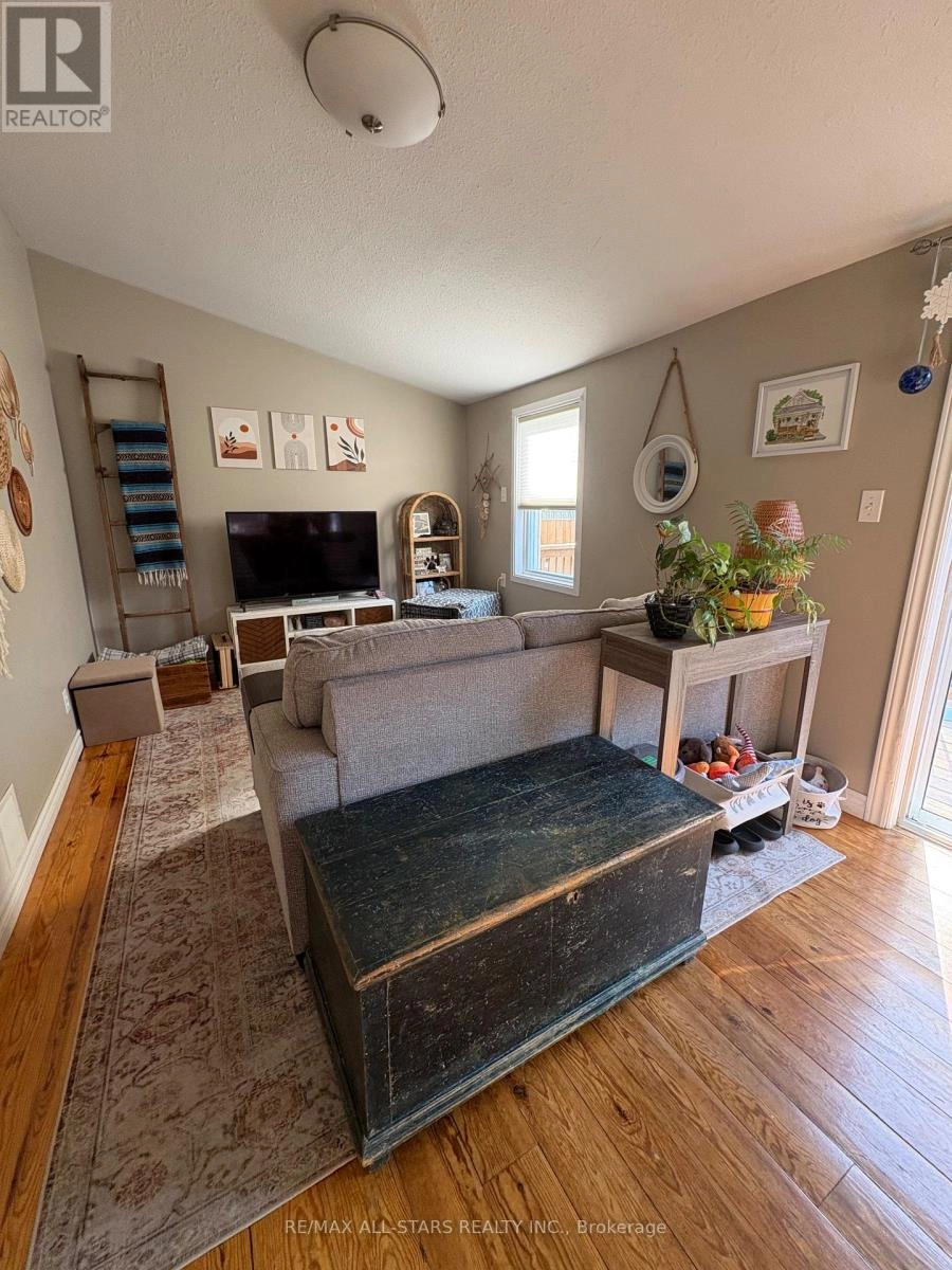 147 Lake Street, Peterborough, Ontario K9J 2H2 - Photo 10 - X12442497