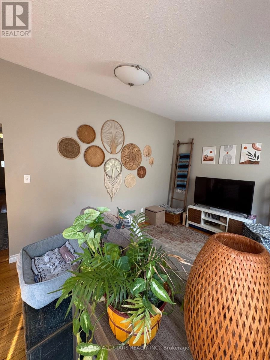 147 Lake Street, Peterborough, Ontario K9J 2H2 - Photo 6 - X12442497