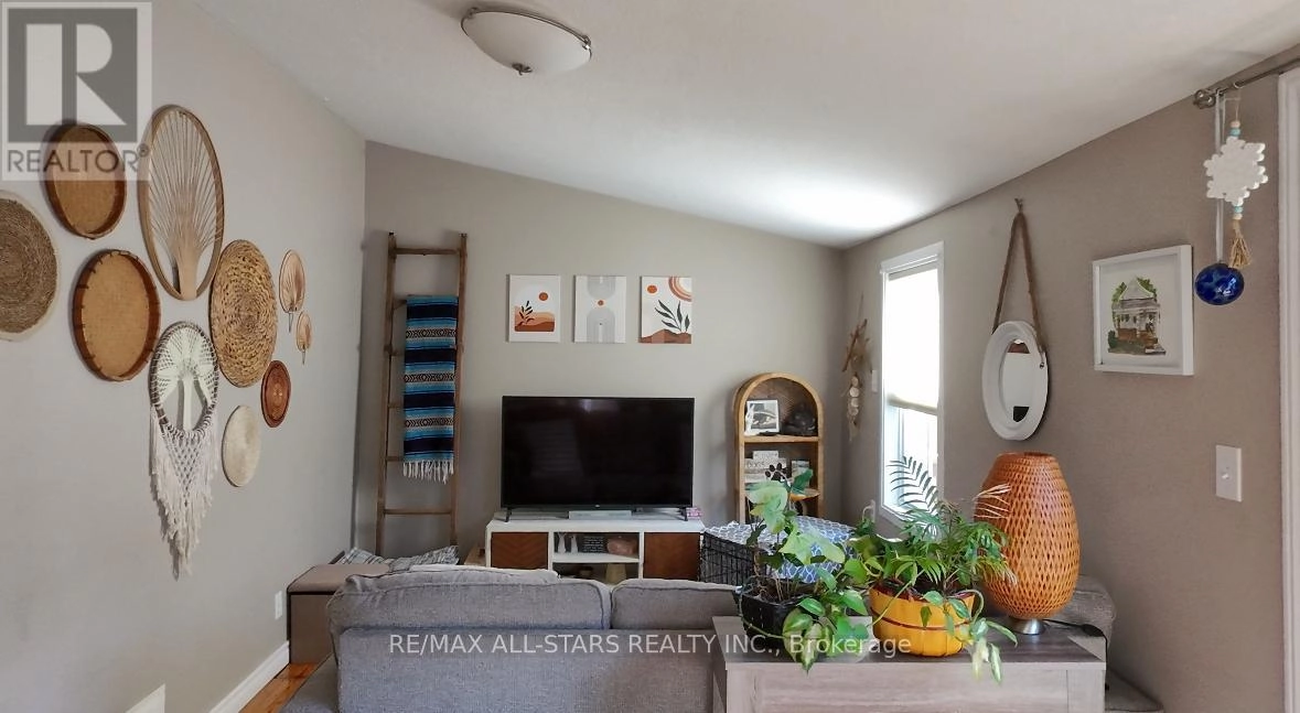 147 Lake Street, Peterborough, Ontario K9J 2H2 - Photo 9 - X12442497