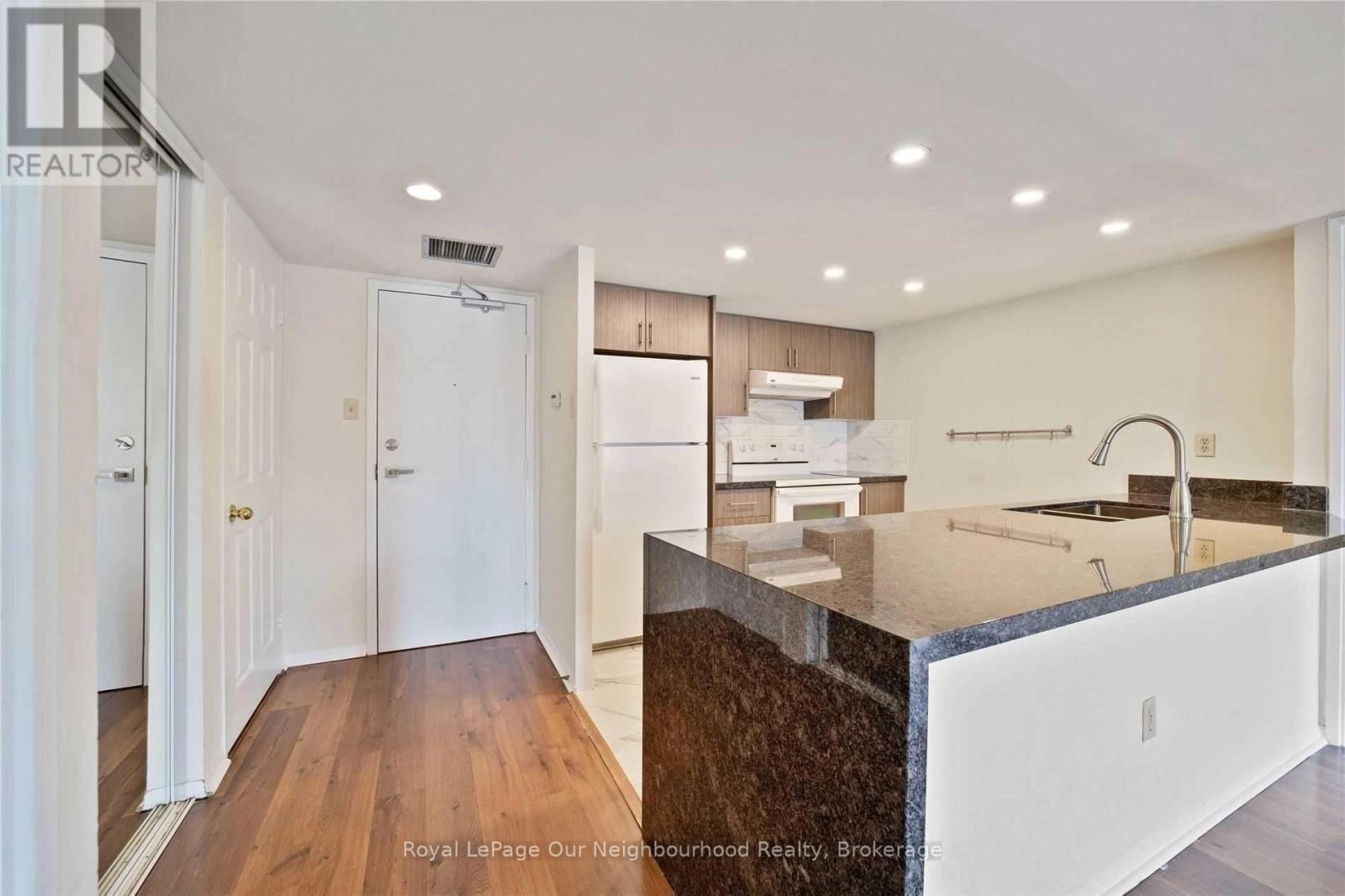 809 - 701 King Street W, Toronto, Ontario  M5V 2W7 - Photo 3 - C12444330