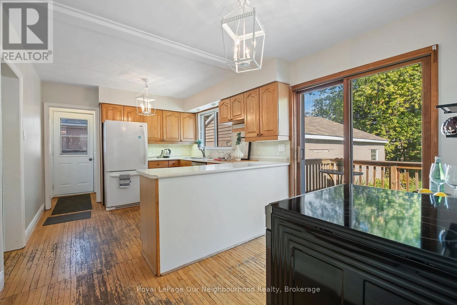 205 Lee Avenue, Whitby, Ontario  L1N 5L3 - Photo 5 - E12451001