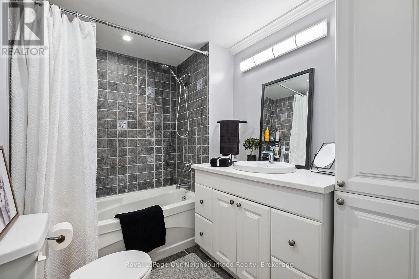 205 Lee Avenue, Whitby, Ontario  L1N 5L3 - Photo 9 - E12451001