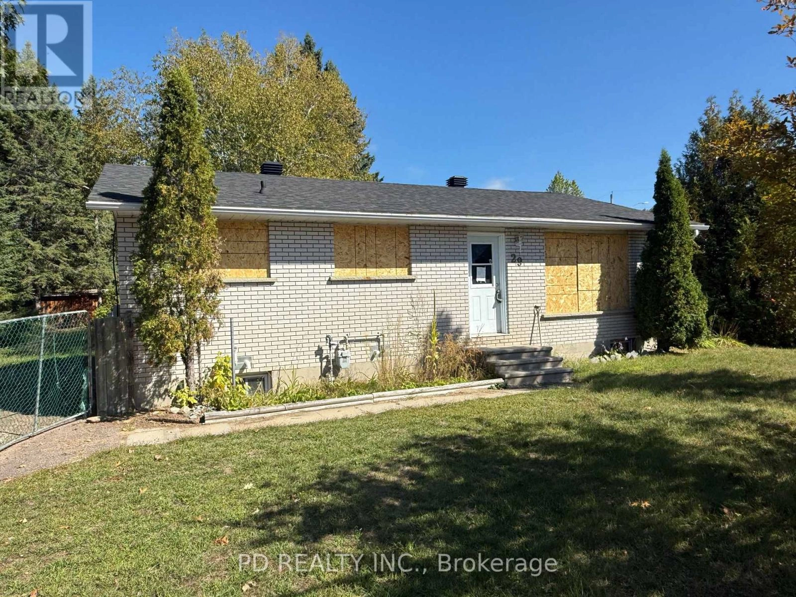 29 Wilson Street, Laurentian Hills, Ontario  K0J 1J0 - Photo 1 - X12451966