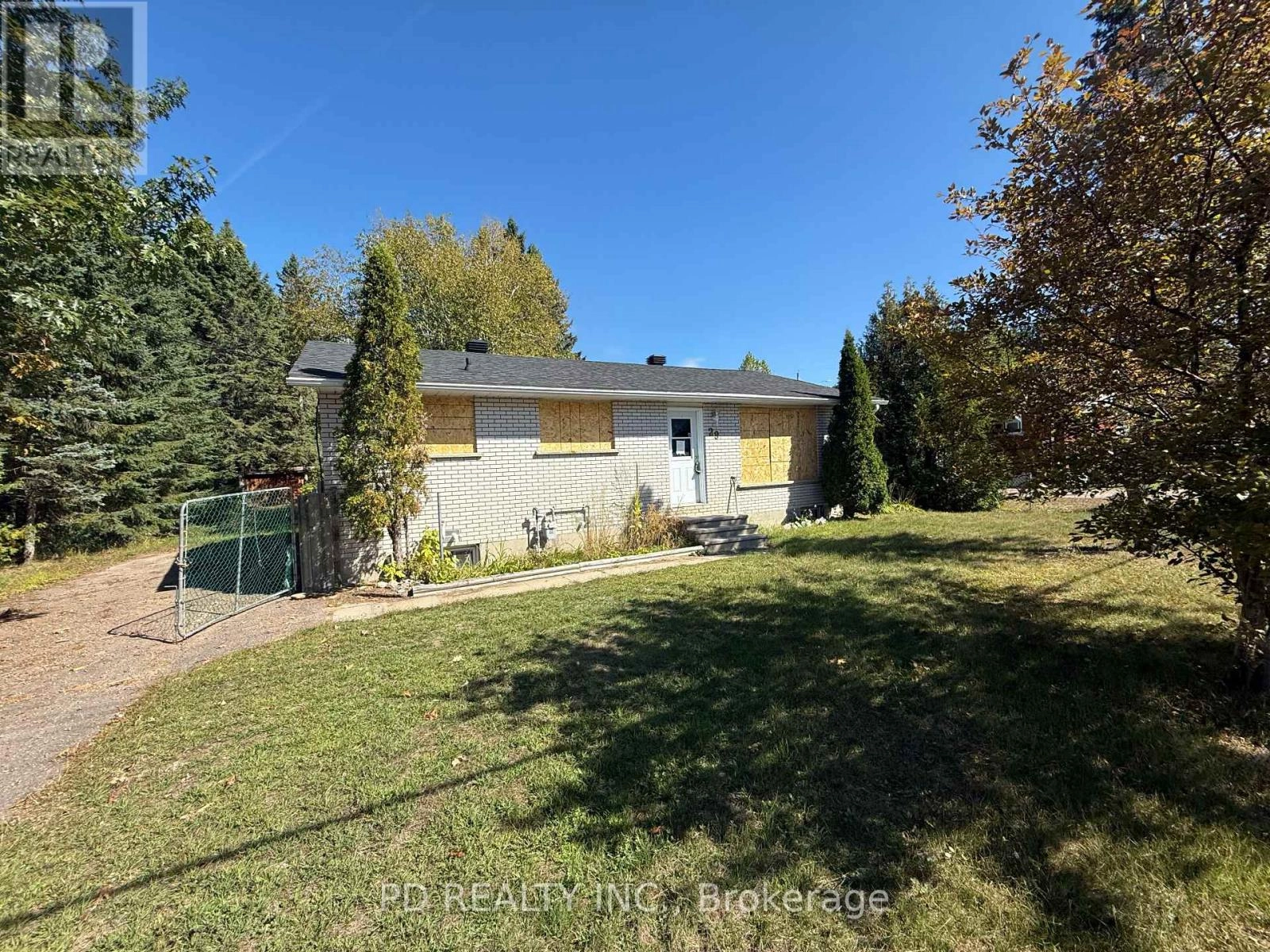 29 Wilson Street, Laurentian Hills, Ontario  K0J 1J0 - Photo 2 - X12451966