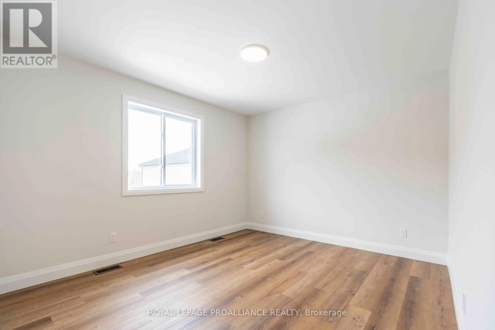 70 Stirling Crescent, Prince Edward County, Ontario K0K 2T0 - Photo 12 - X12326022