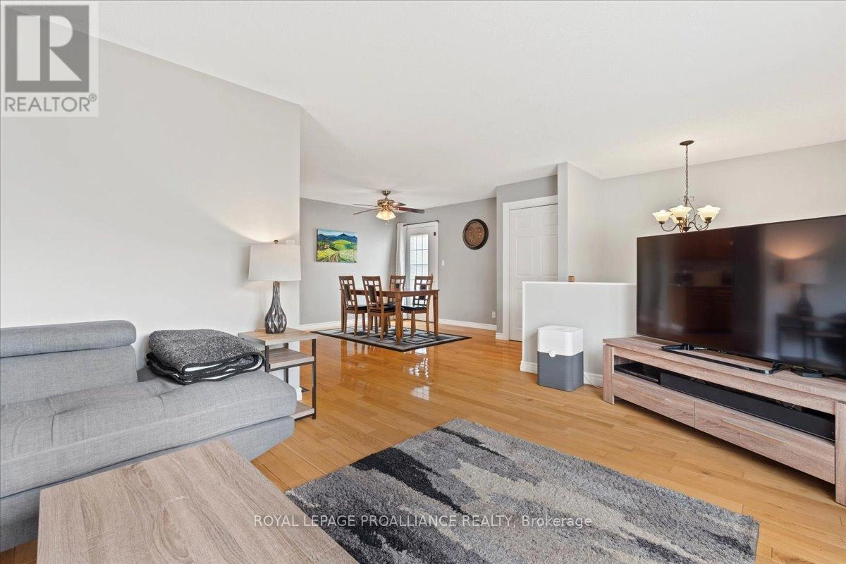 19 Fleming Road, Quinte West, Ontario K8V 6P6 - Photo 10 - X12486382