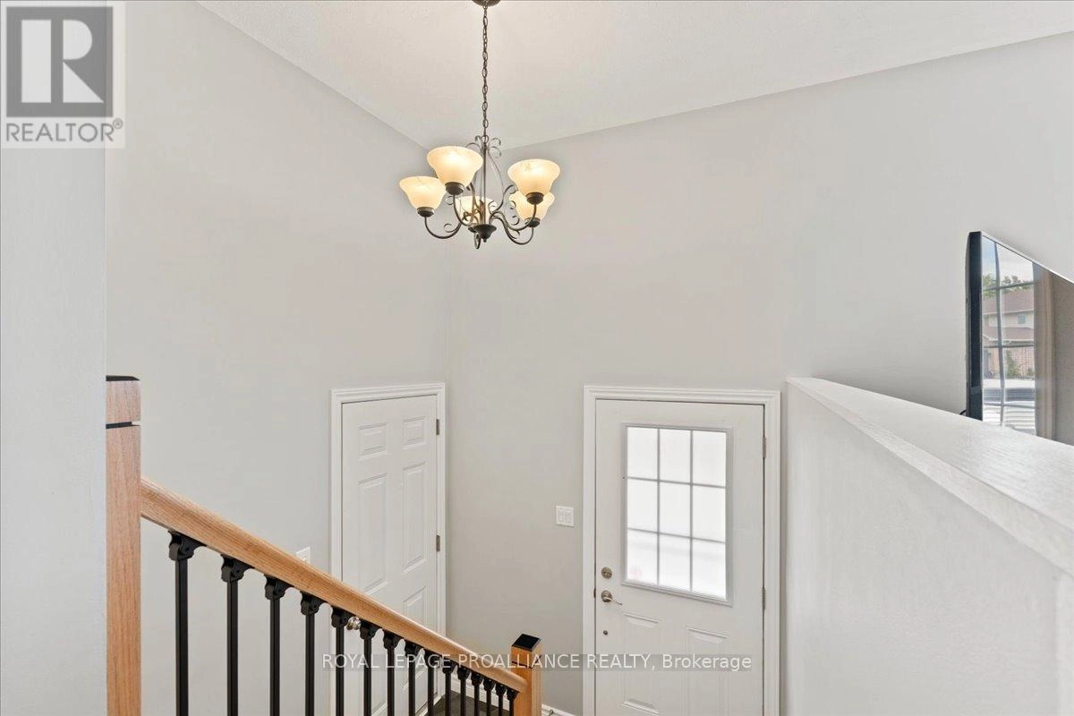 19 Fleming Road, Quinte West, Ontario K8V 6P6 - Photo 7 - X12486382