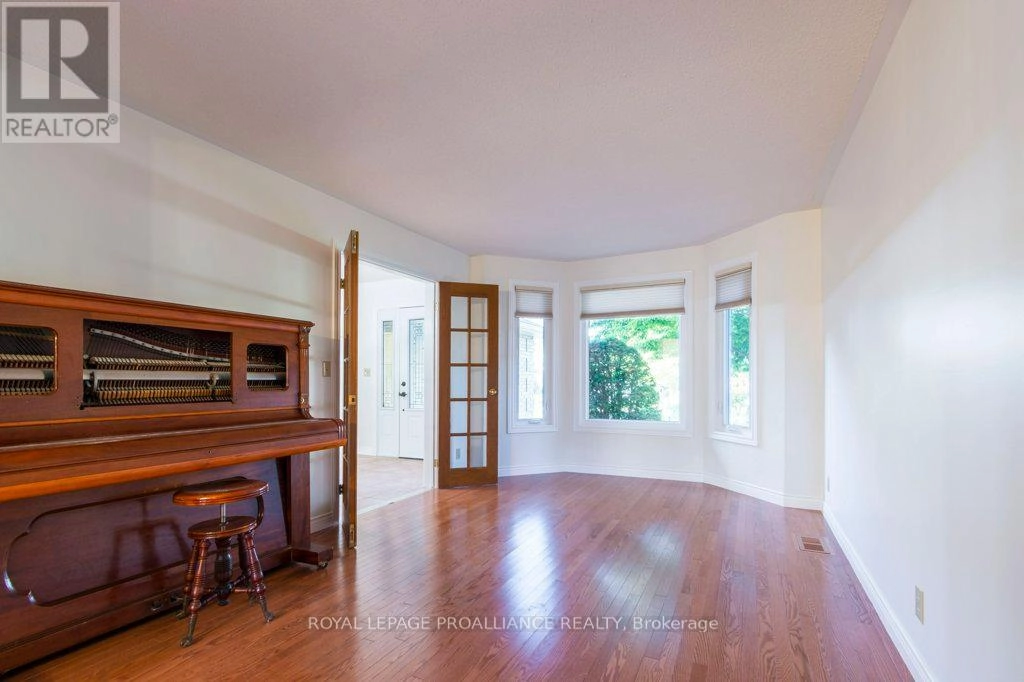 37 Dungannon Drive, Belleville, Ontario  K8P 5E7 - Photo 8 - X12491006