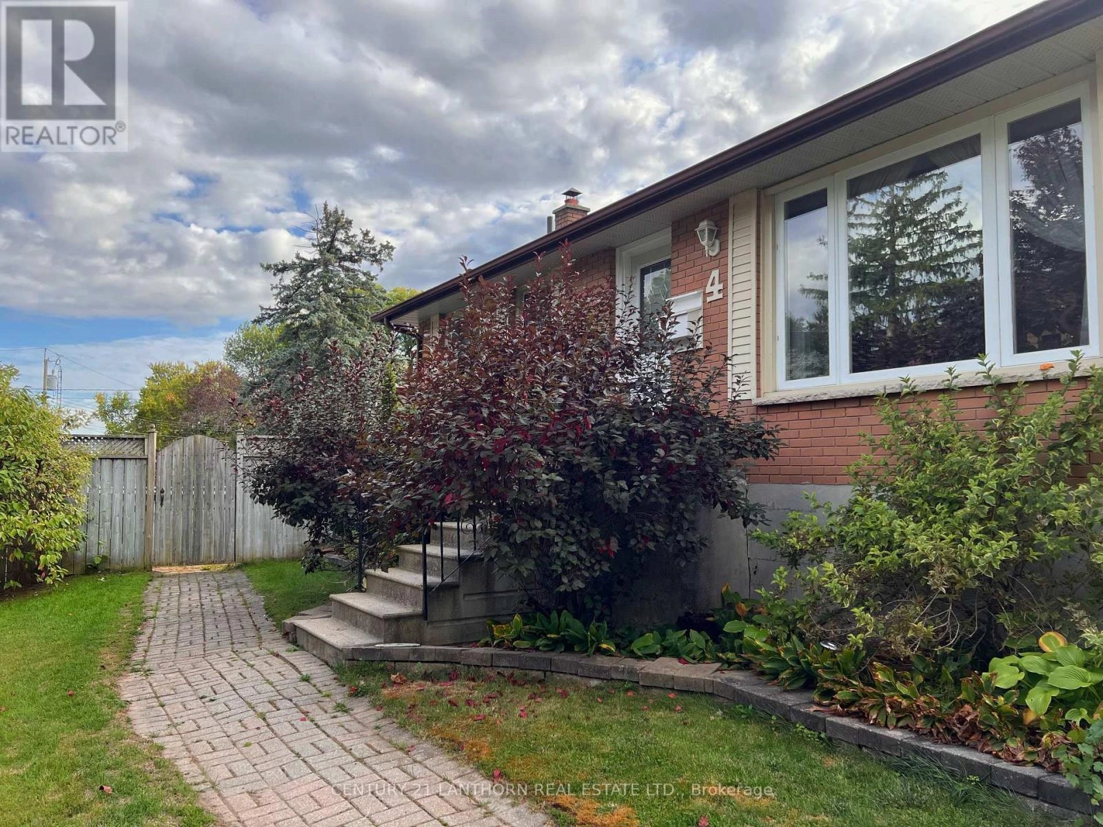 4 Highview Crescent, Belleville, Ontario  K8P 3G4 - Photo 2 - X12524822