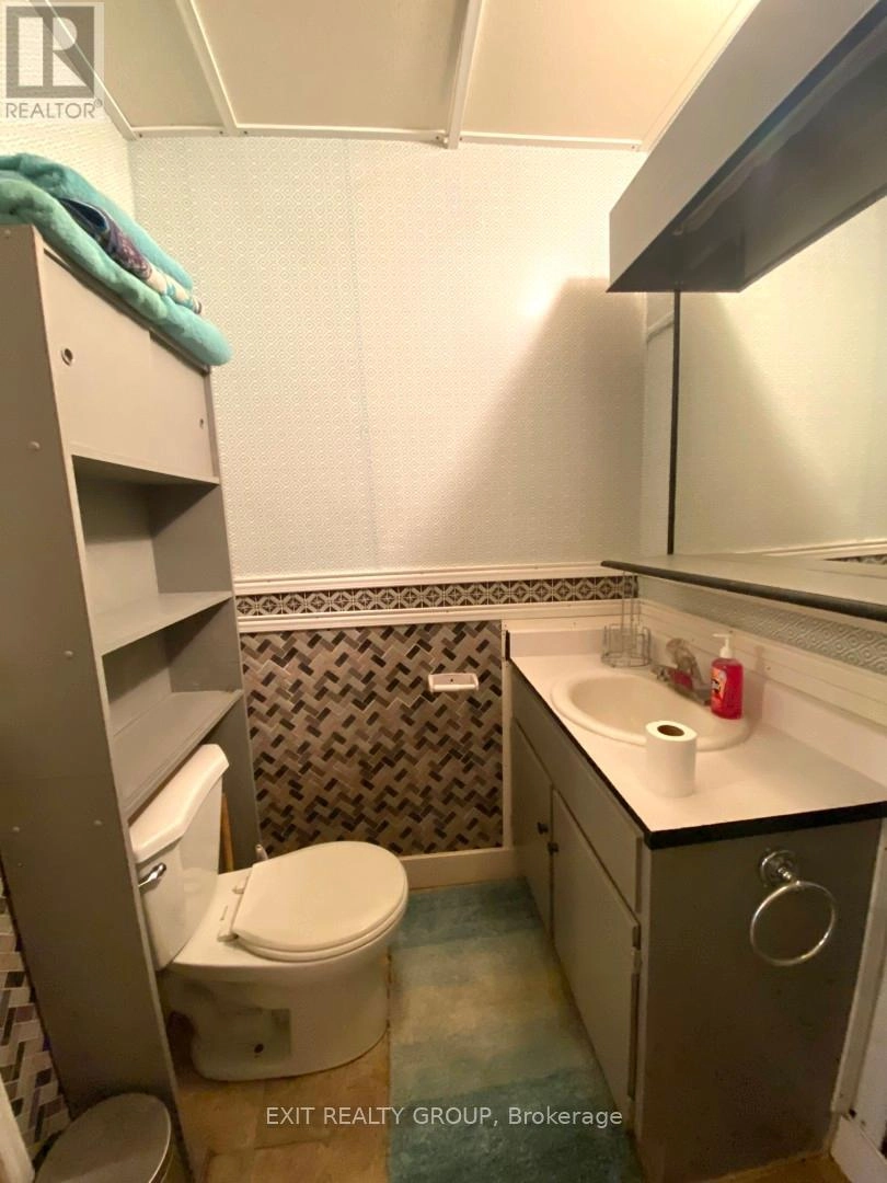 33 Glastonbury Road, Addington Highlands, Ontario  K0H 2G0 - Photo 16 - X12525734