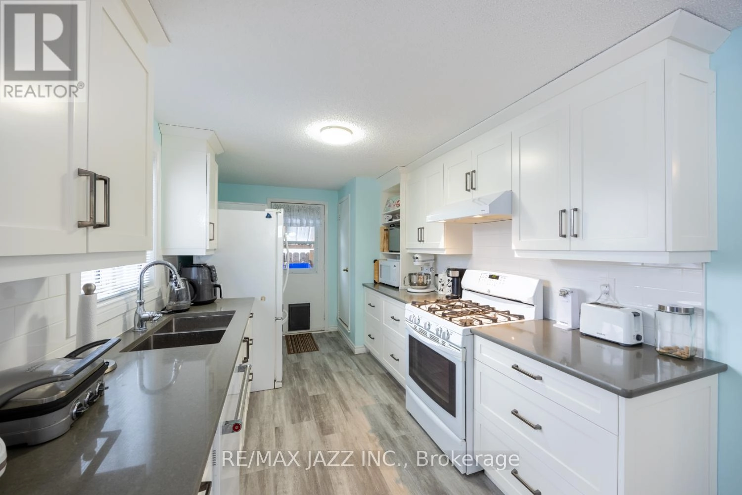 213 Wilmot Trail, Clarington, Ontario L1B 1A9 - Photo 4 - E12532854