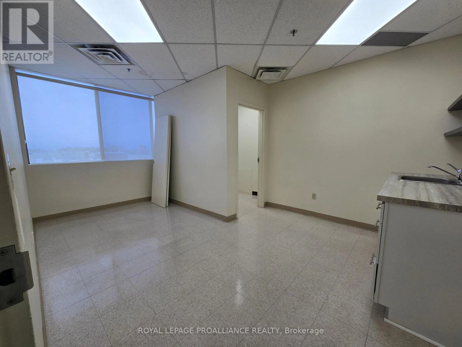 210 - 365 North Front Street N, Belleville, Ontario K8P 5A5 - Photo 11 - X12572806