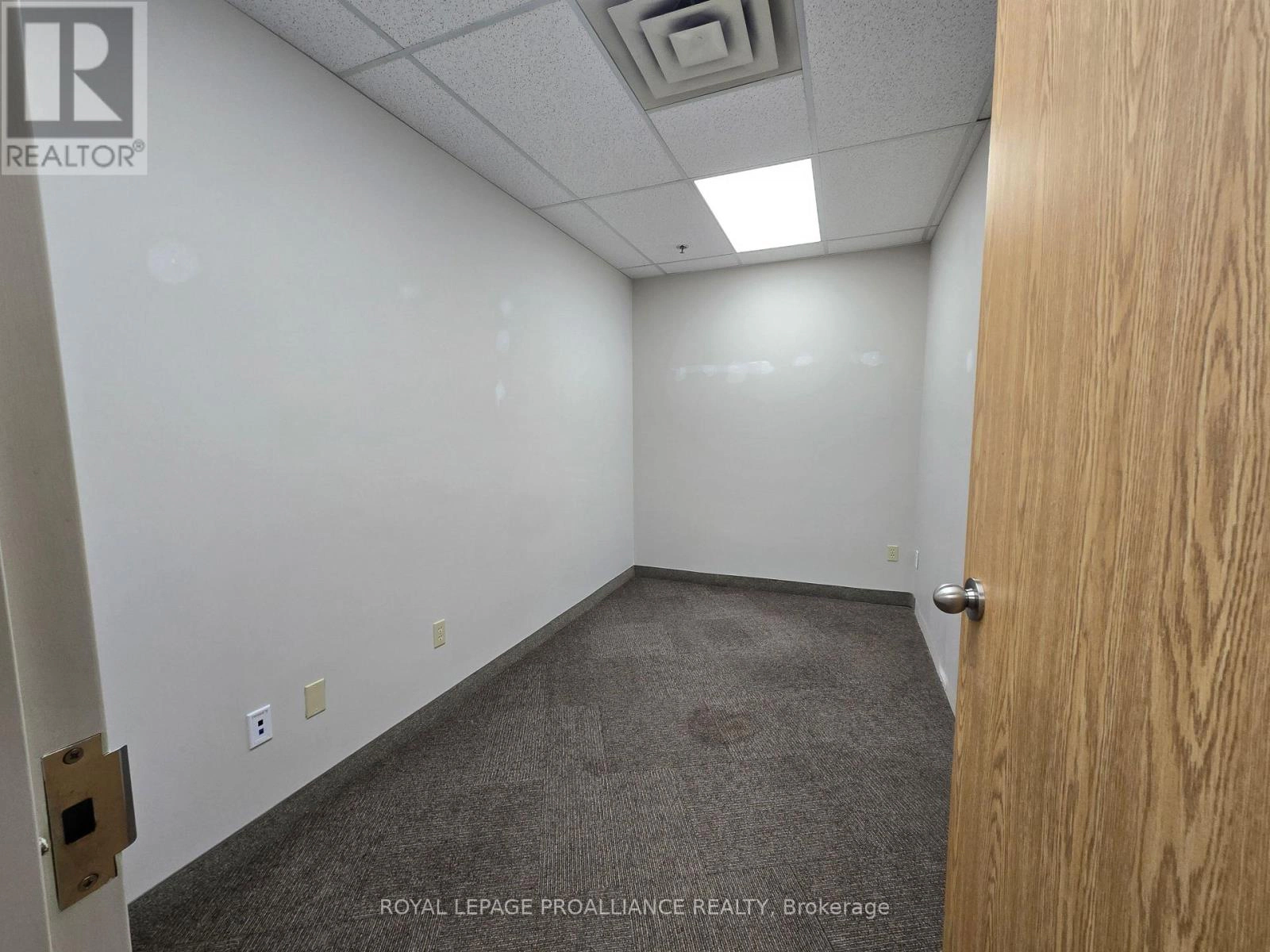 210 - 365 North Front Street N, Belleville, Ontario K8P 5A5 - Photo 17 - X12572806