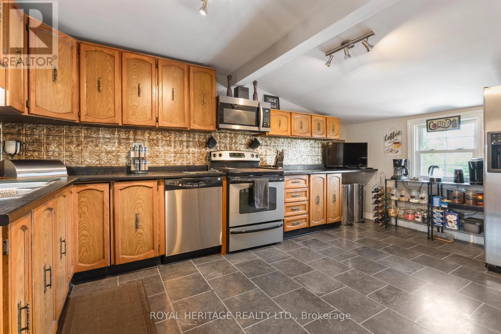 1984 Sturgeon Road, Kawartha Lakes, Ontario  K0M 1L0 - Photo 11 - X12320005