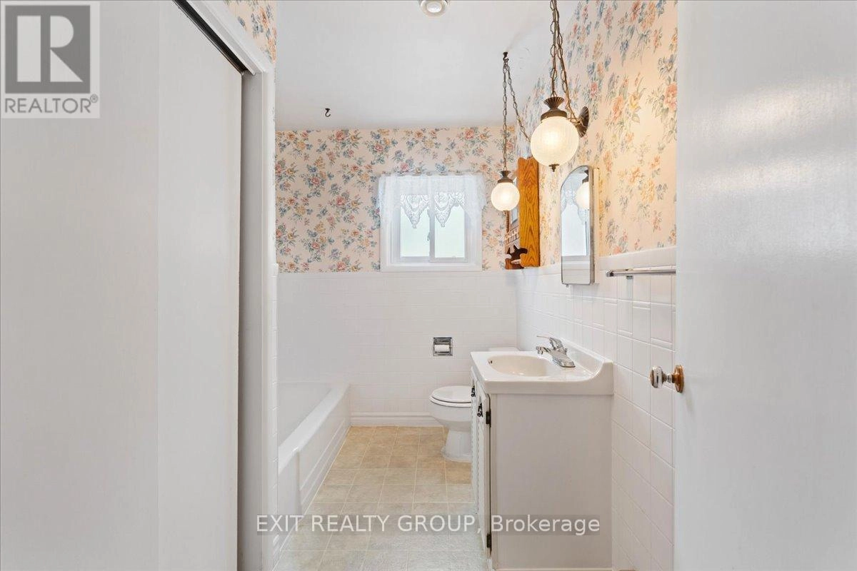 36 Valleyview Crescent, Belleville, Ontario  K8P 3G1 - Photo 21 - X12616562