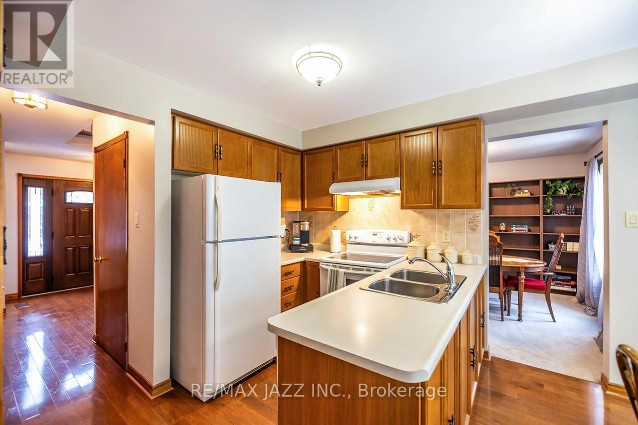 81 Burgby Avenue, Brampton, Ontario  L6X 3E2 - Photo 18 - W12868248