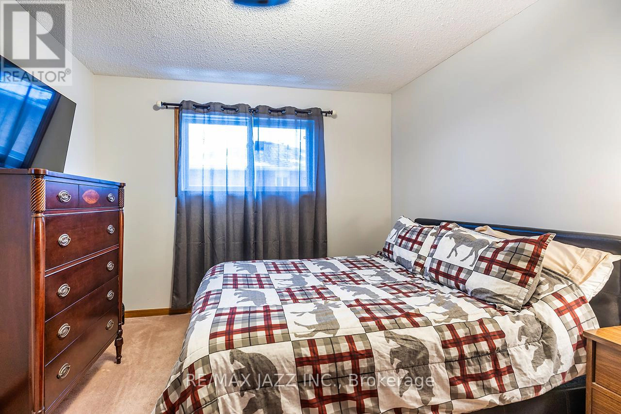 81 Burgby Avenue, Brampton, Ontario  L6X 3E2 - Photo 34 - W12868248