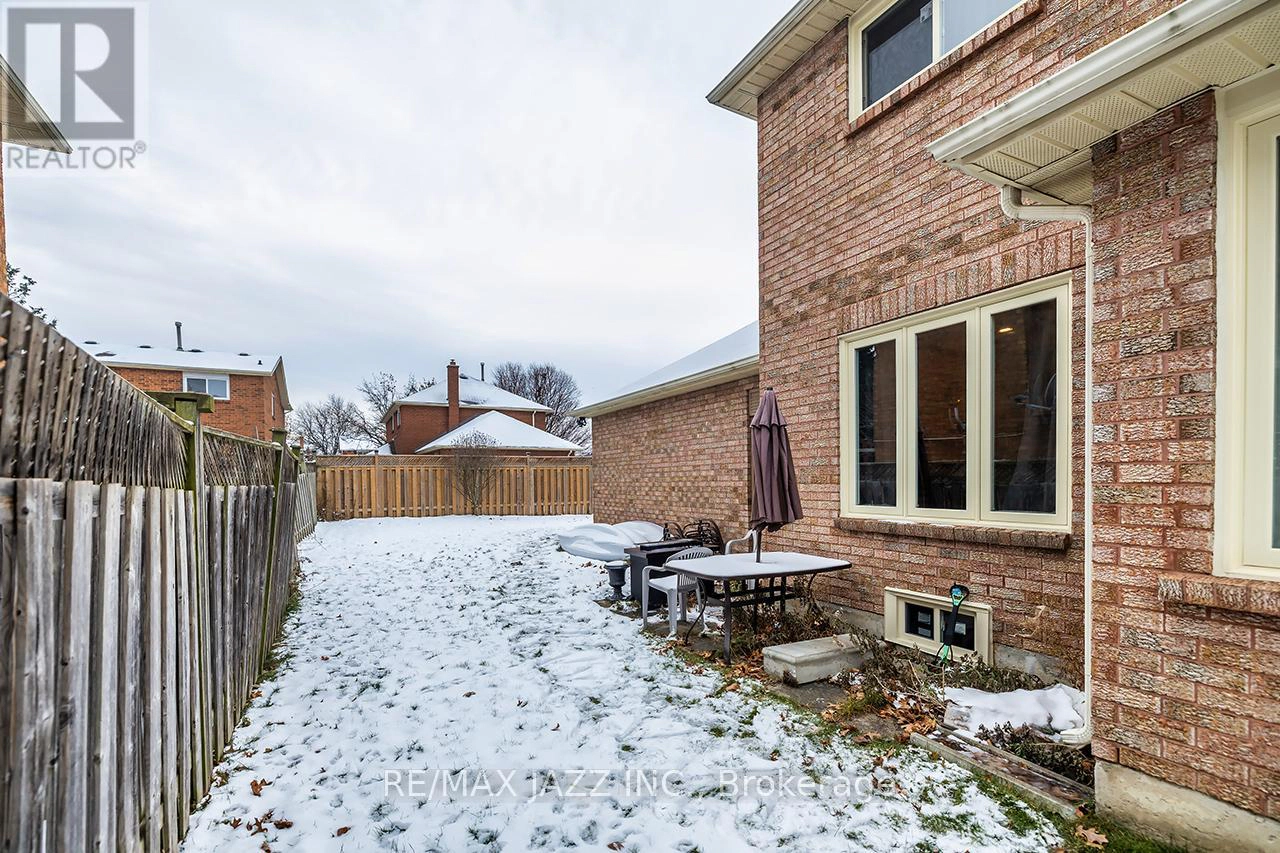 81 Burgby Avenue, Brampton, Ontario  L6X 3E2 - Photo 35 - W12868248