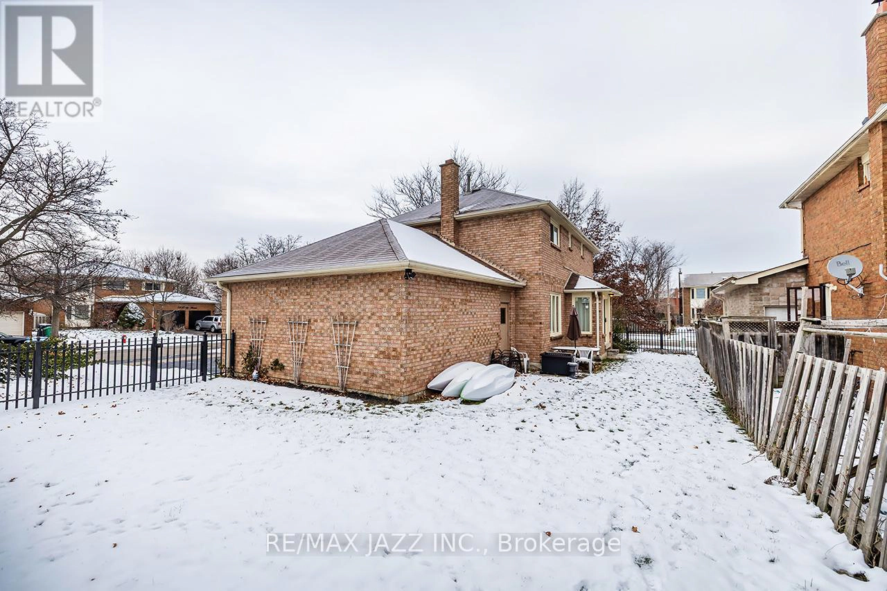 81 Burgby Avenue, Brampton, Ontario  L6X 3E2 - Photo 36 - W12868248
