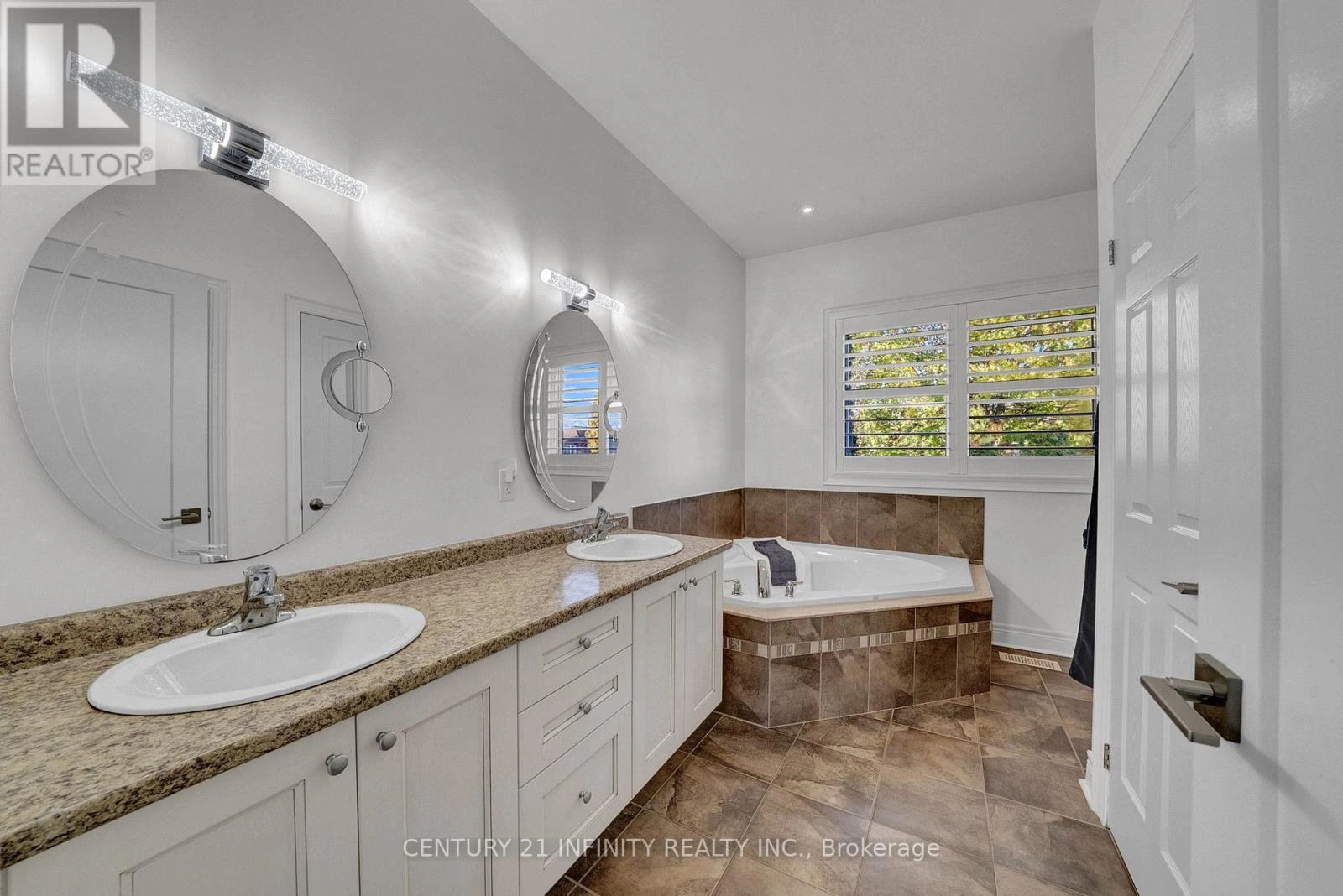 222 Southcrest Drive, Kawartha Lakes, Ontario  L0C 1G0 - Photo 24 - X12909140