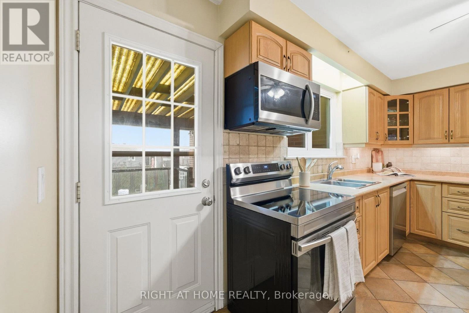 826 West Shore Boulevard, Pickering, Ontario  L1W 2V6 - Photo 8 - E13007514